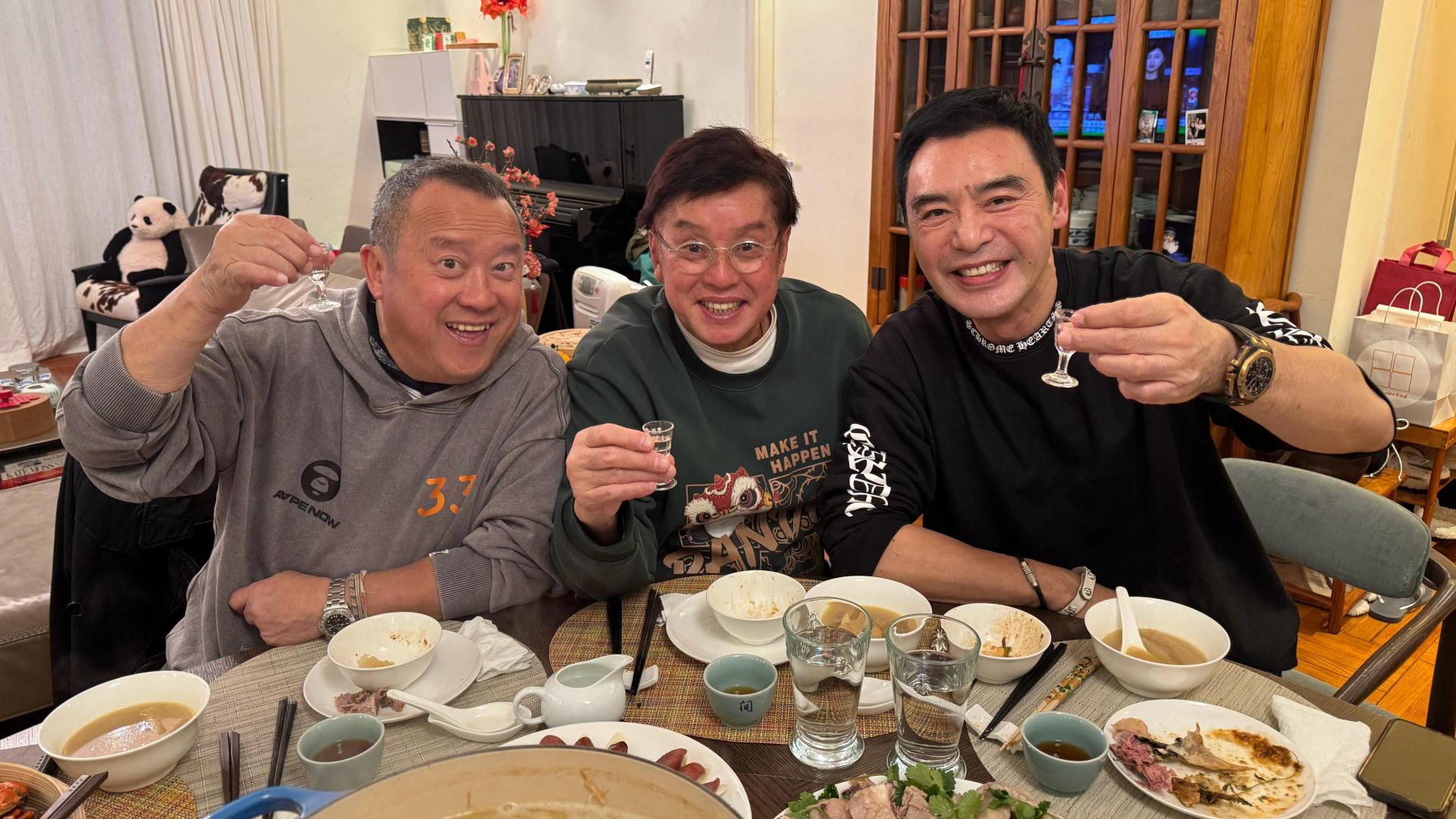 72岁钟镇涛庆生太壕气！两瓶万元茅台宴客，曾志伟谭咏麟喝到脸红