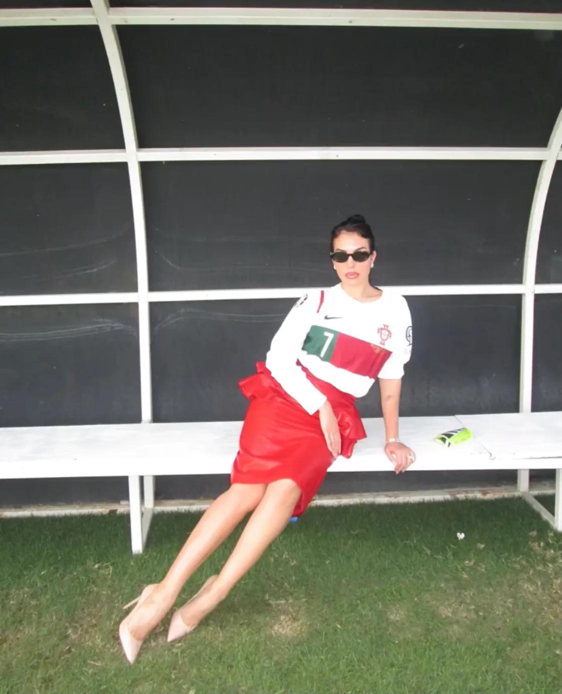 乔治娜又炫富，alo限量包上挂着labubu，她躺在私人飞机的大床上