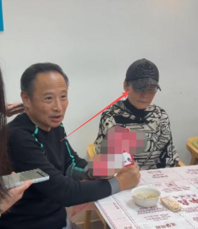 唏嘘！70岁潘虹健康引担忧 眼神痴呆走路直晃 当众骂周野芒不留面子