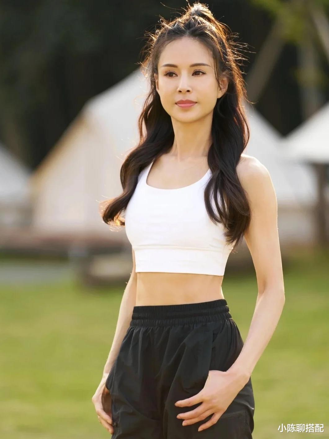 59岁李若彤怎么一点不显老？一袭旗袍显婀娜身段，优雅气质藏不住