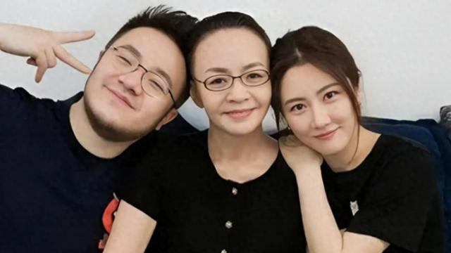 宋丹丹儿媳妇现状：不再烟不离手，和巴图相处像母子，俩孩超像他