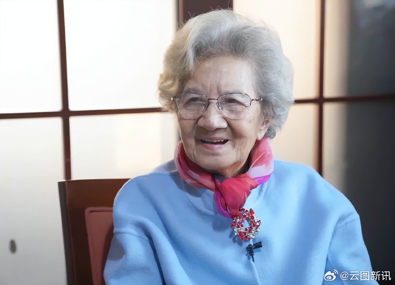 著名演员陈奇去世享年96岁,演奶奶角色深入人心,曹可凡悼念