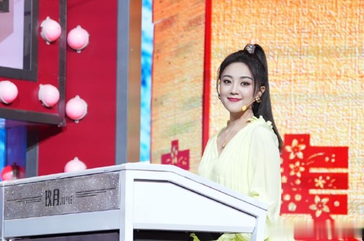 王小玮受邀现场观礼九三大阅兵，穿中式套裙戴珍珠耳环美得耀眼