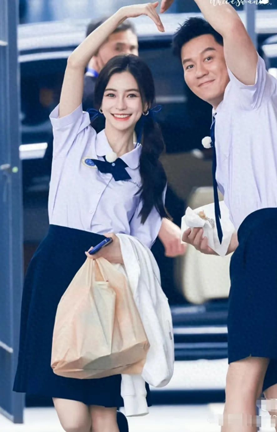 李晨公开为Angelababy庆生：十年友情背后的娱乐圈生存法则