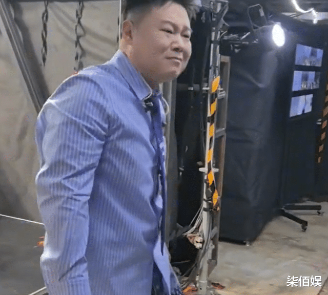 王惠母子看演唱会，10岁郭汾阳玩妈妈耳环还亲她，表现得很黏妈妈