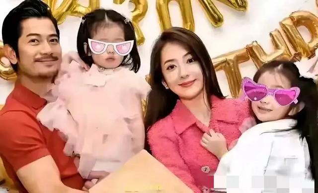 50的郭富城难怪被28方媛拿下，这无敌的身材 换做谁都顶不住吧？