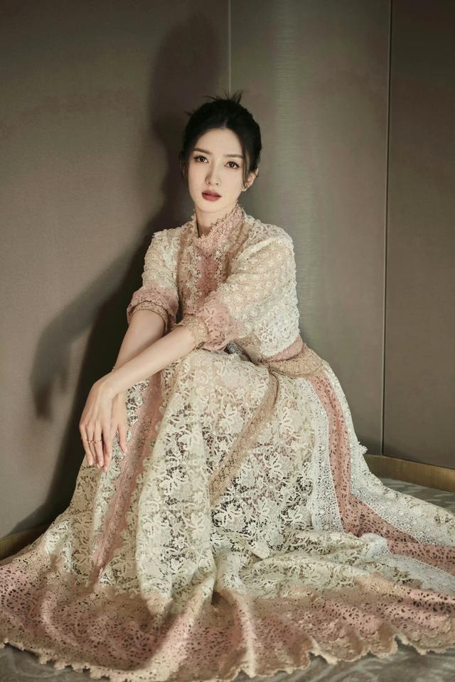 江疏影蕾丝公主裙,腿好白,优雅精致