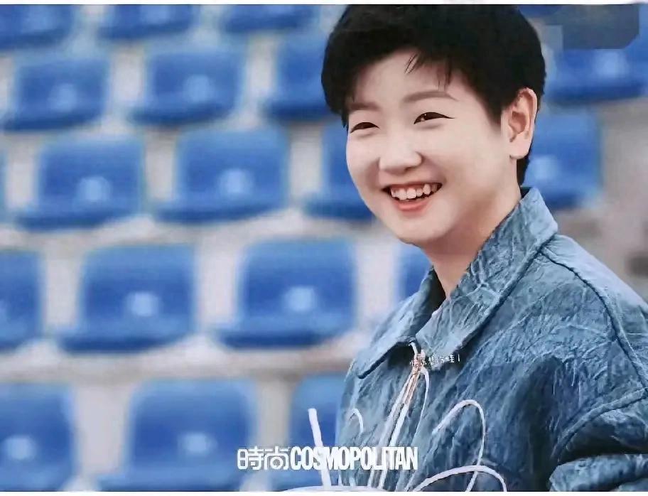 哇!莎莎这明媚的笑容,让人打心底里喜欢,帅到让人移不开眼