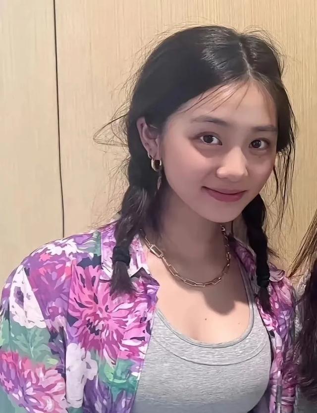 黄多多穿着紧身连衣裙,好像孙莉有气质,19成熟又不乏少女灵动