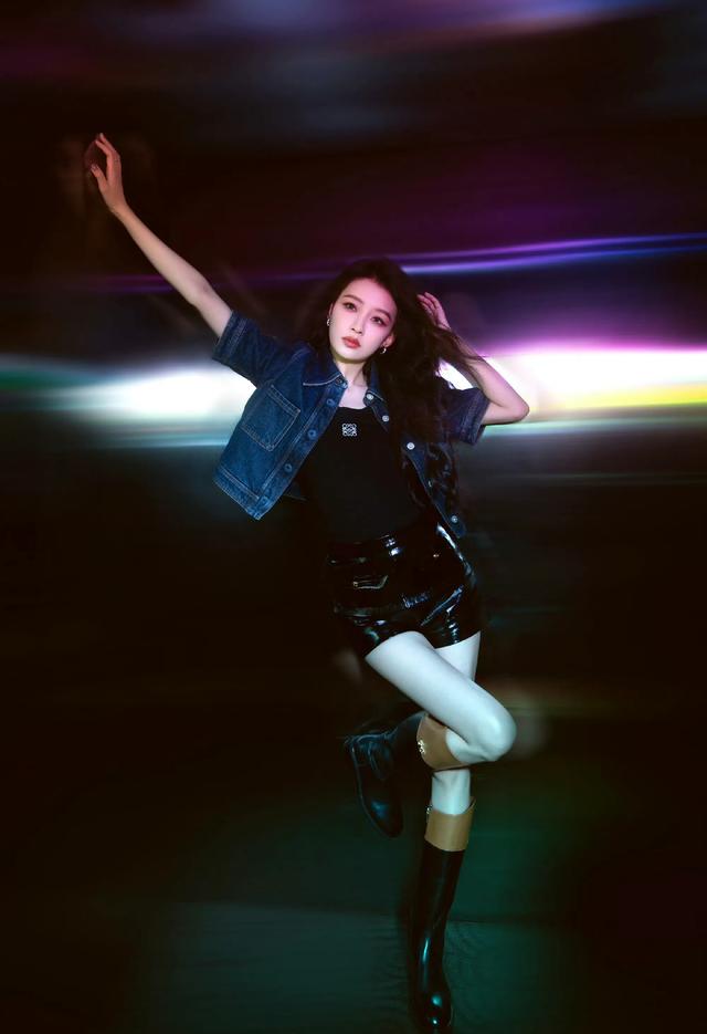 孙怡，牛仔外套搭配黑色短裙，魅力满满