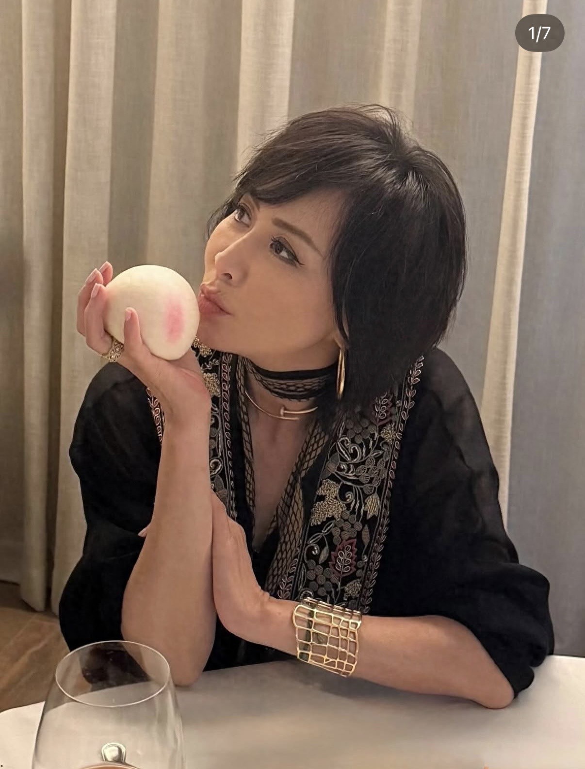 刘嘉玲提前庆祝60岁大寿,梁朝伟举香槟出镜,到场的都是名流好友