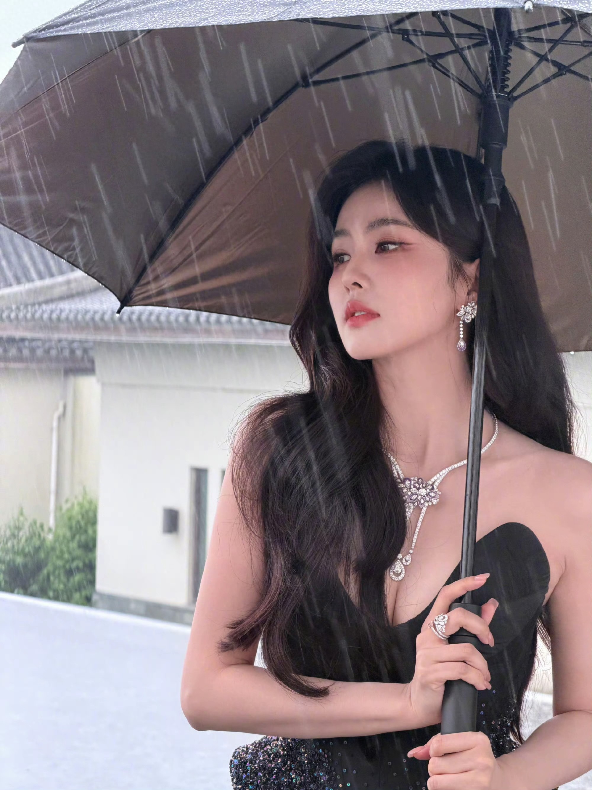 白鹿深V礼裙，懂的都懂…