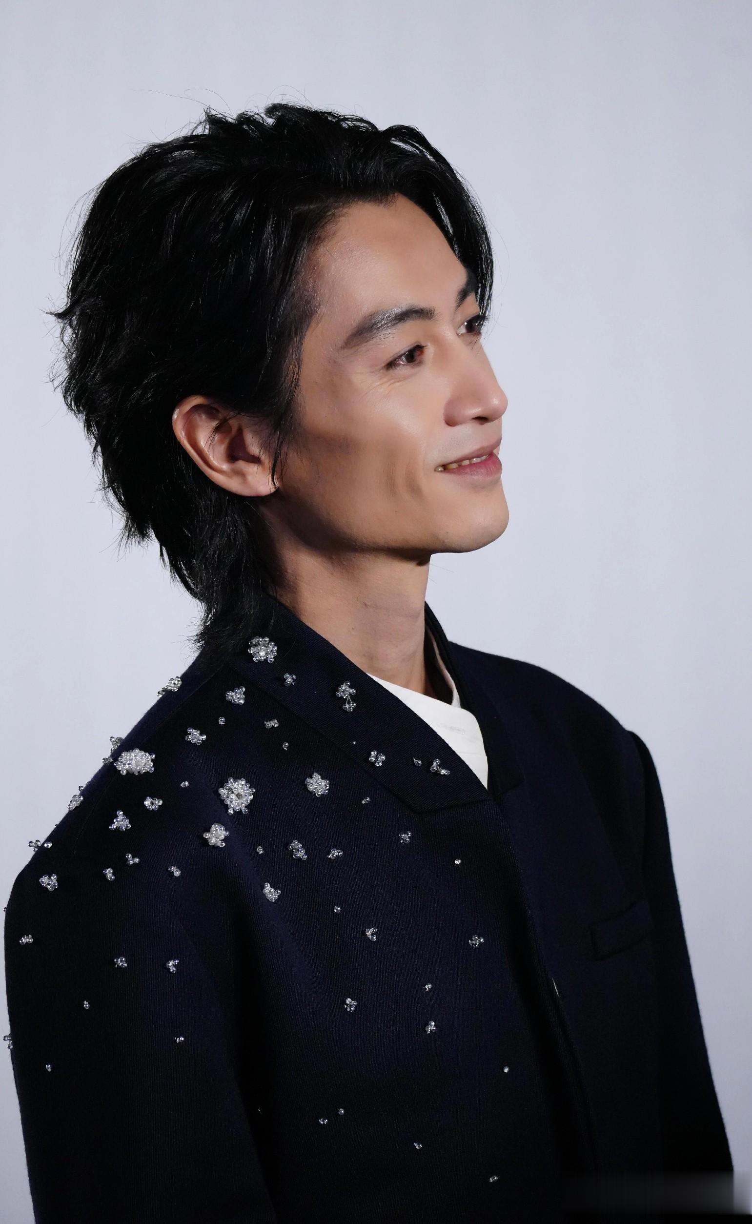 陈晓亮相电视剧《大生意人》看片会,瘦了好多,狼尾发型仍好帅