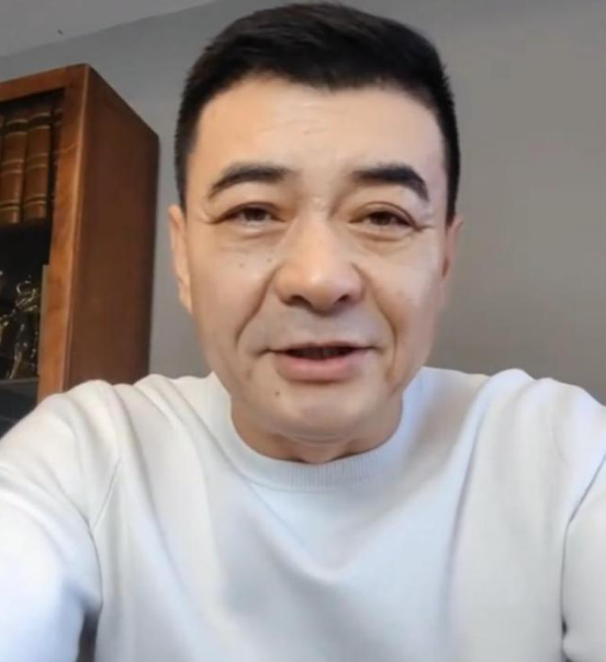 54岁王新军,曾被传婚内出轨,现状幸福却又透露着一些“心酸”