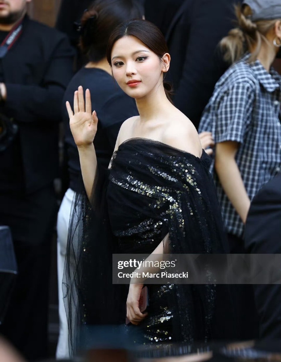 巴黎时装周：辛芷蕾脸圆了，迪丽热巴赫本风惊艳全场