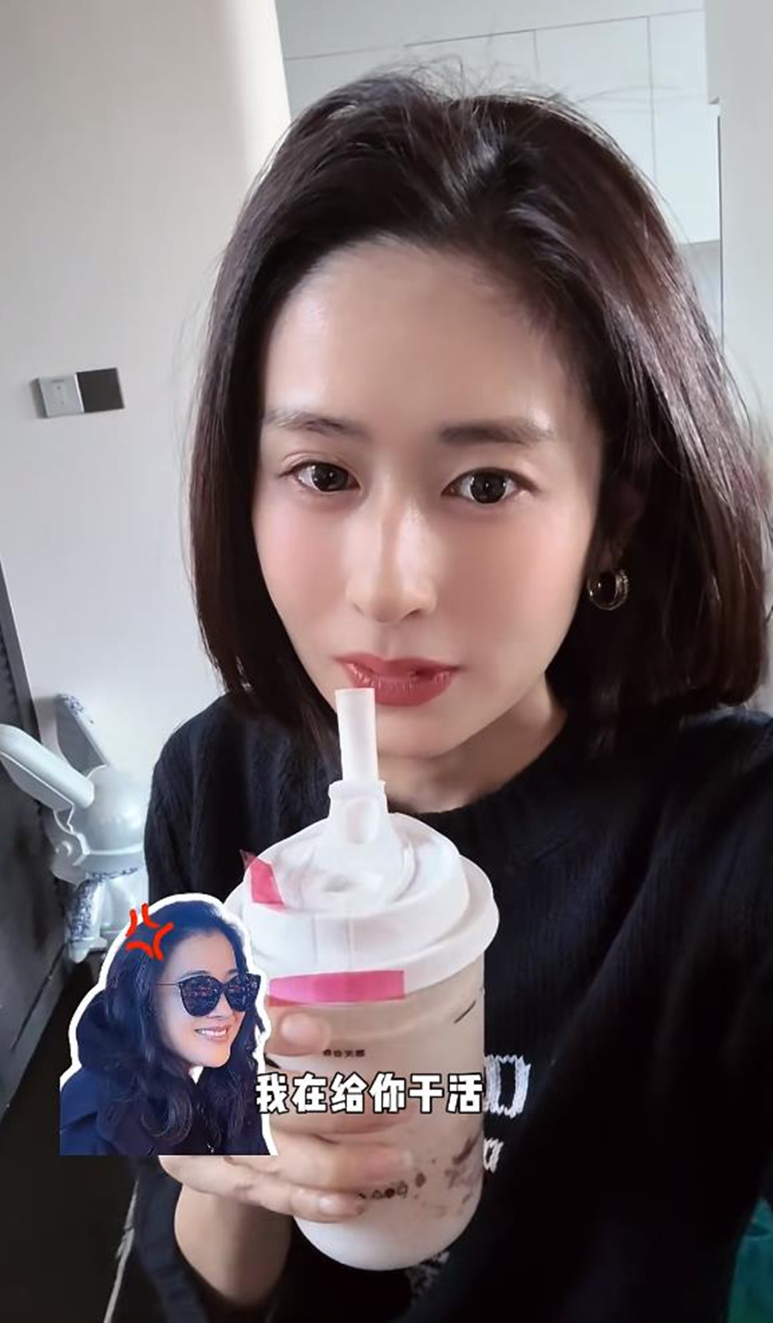 梅婷帮颖儿布置别墅，戴橡胶手套热得穿T恤，付辛博帅照抢镜