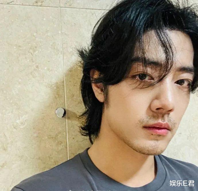 郑裕玲游杭州偶遇肖战,表情兴奋忍不住合照,粉丝祝二人早日同框