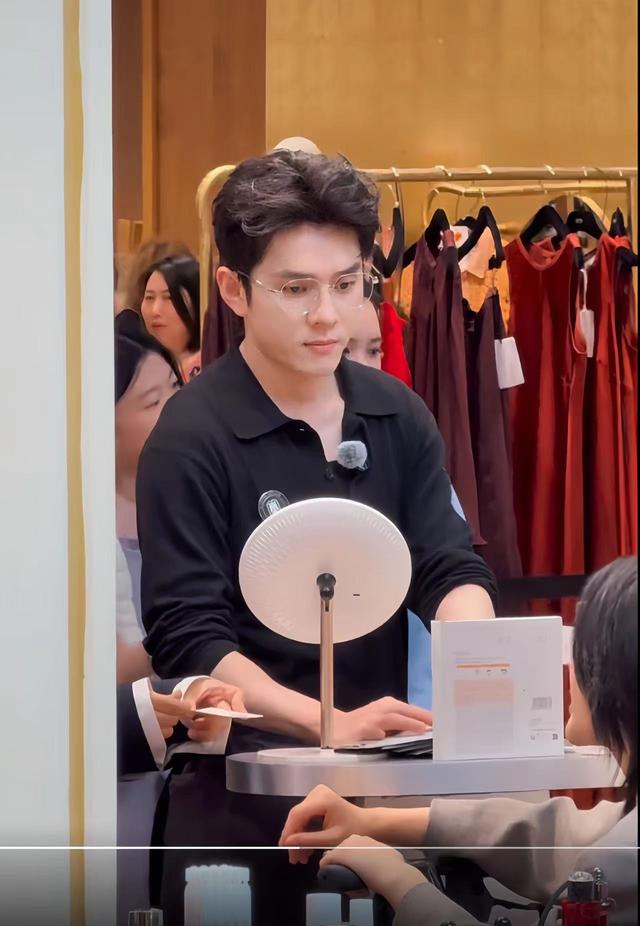 巴黎这天：阿诺瘦成皮包骨，李佳琦眼神犀利，魁梧的赵昭仪好吸睛