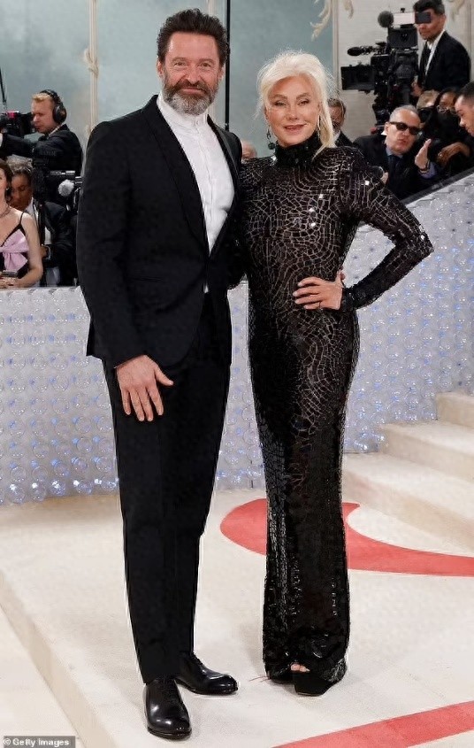 56岁休杰克曼仍有一身腱子肉，牵着新欢海边度假，69岁前妻好可悲