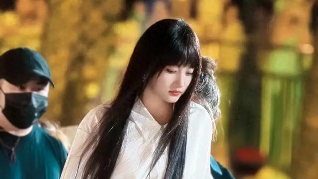 关晓彤冷处理热搜 沉默照见娱乐荒诞