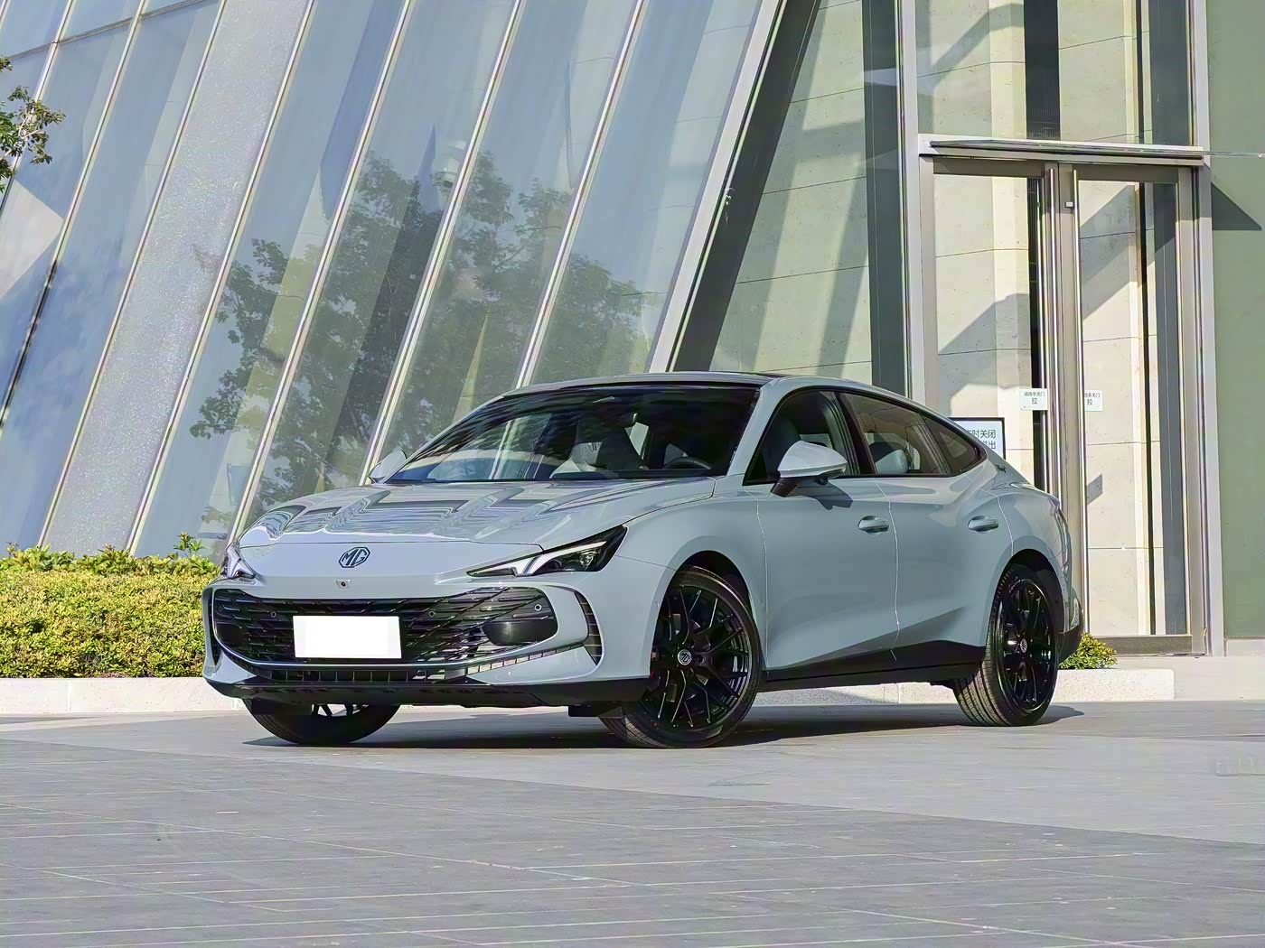 新款名爵MG7上市！限时11.69万起很动感，全系标配三段式升降尾翼