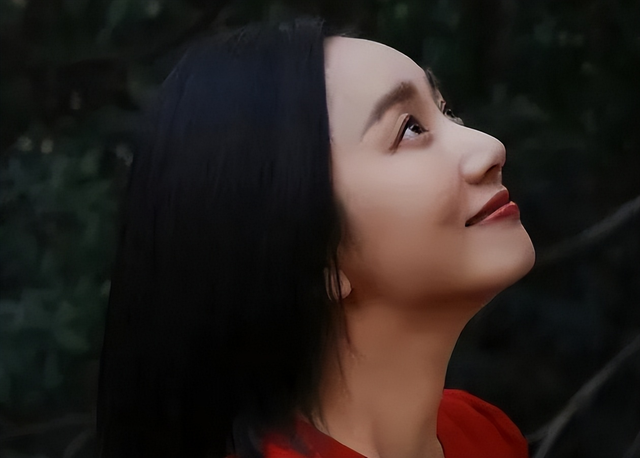 出道18年无人知晓,37岁凭借《以法之名》出圈,谭松韵说的没错