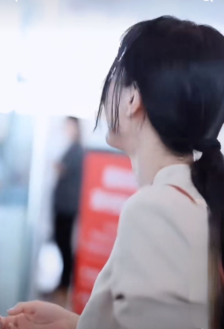 高圆圆现身机场，浅西装配白色长裙，低马尾温婉气质颜值能打