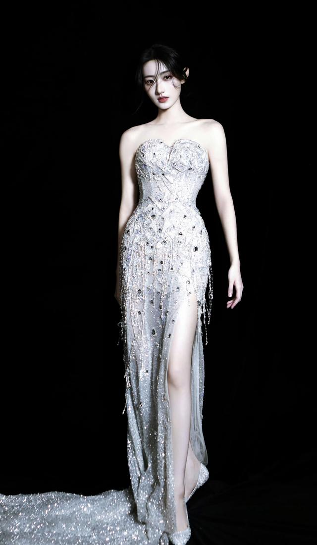 中戏校花杨雨潼，170cm好身材，穿什么都好看