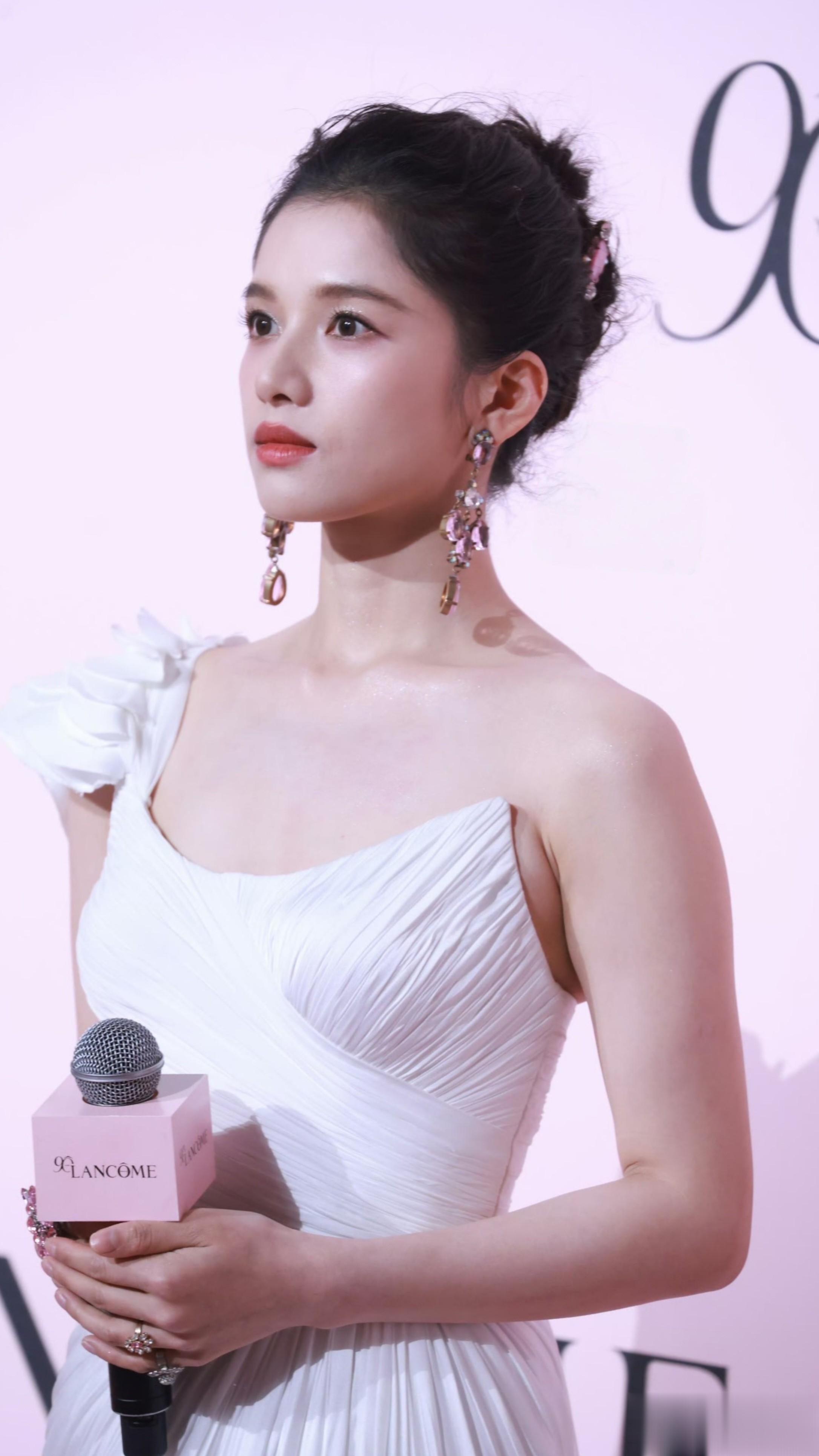 白裙女神张婧仪 今日线下品牌活动现场。