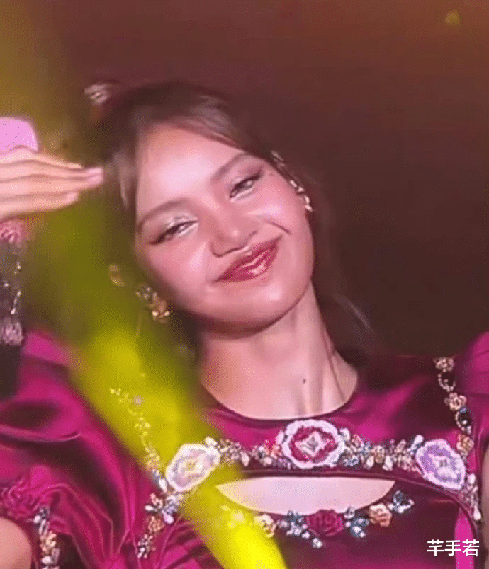 多位网友偶遇Lisa与三公子逛街，就在巴黎街头，两人或将共度圣诞