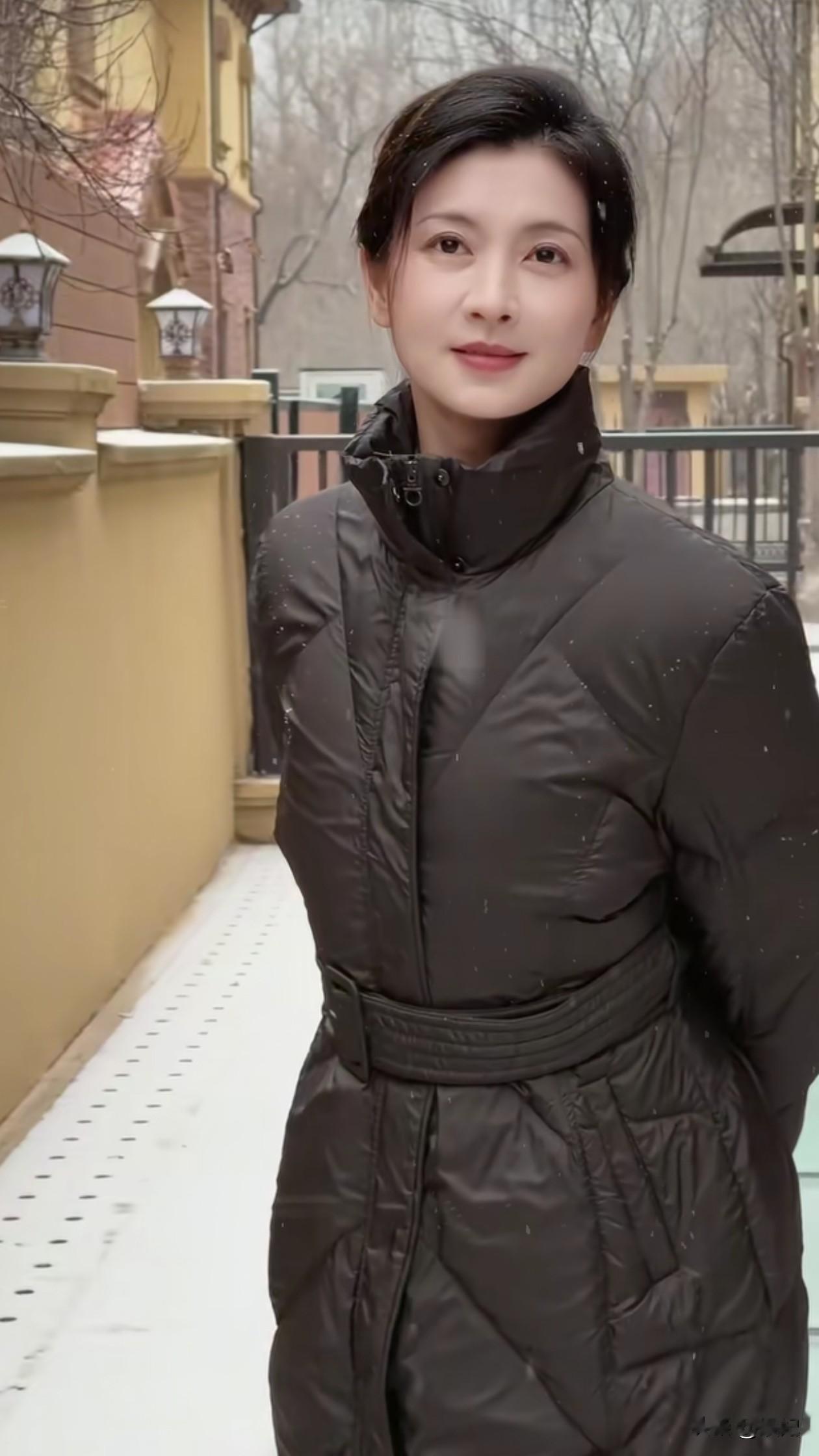 42岁斓曦穿黑色立领羽绒服在雪地走，网友直呼羽绒服是10年前款式