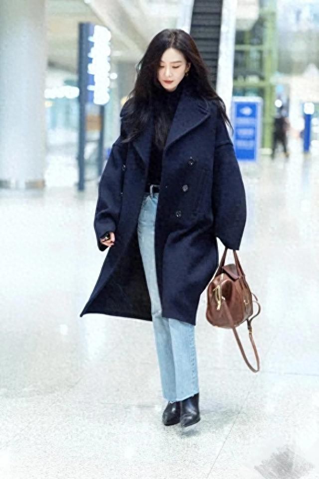 刘诗诗机场私服真会穿！藏蓝大衣+牛仔裤+短靴，时髦高级又洋气！
