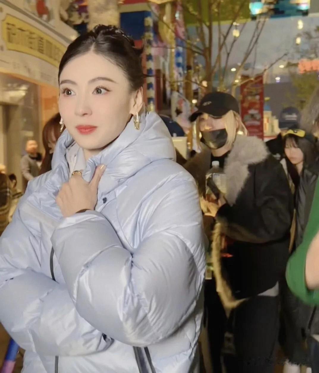 45岁张柏芝在上海街边被偶遇,她穿着羽绒服,脸蛋圆润