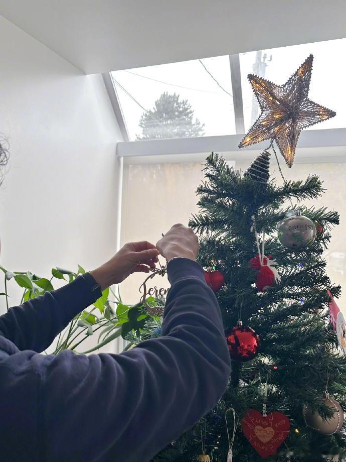 钟嘉欣高调撒糖!晒全家福甜称“五人组”,一家人其乐融融超幸福