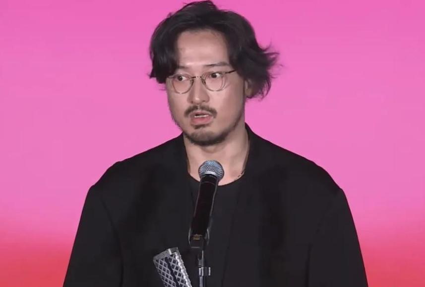 钱赚够了不装了？王传君的态度，给缺席闭幕式的白百何，上了一课