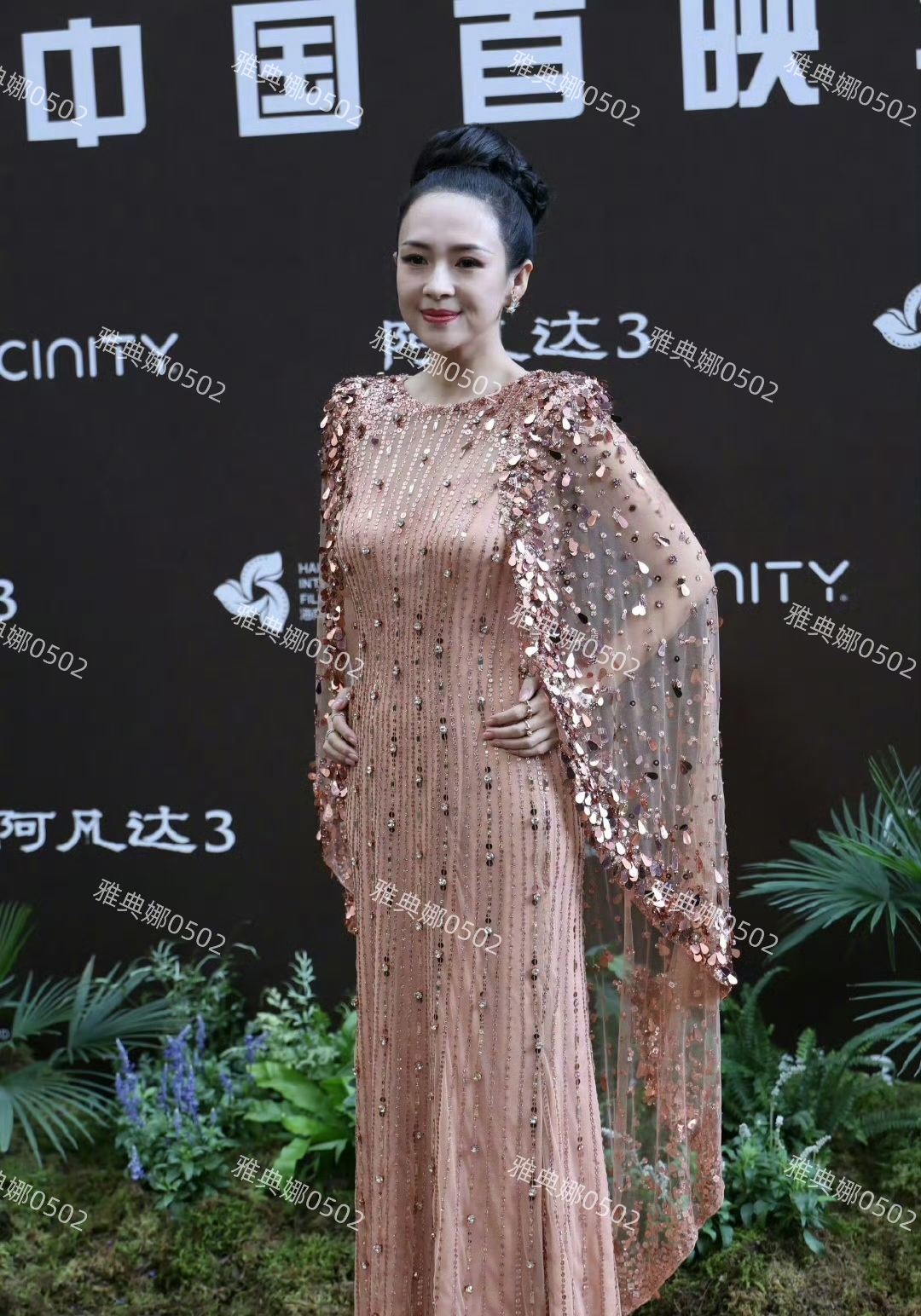 章子怡现身阿凡达首映礼虽然发型一言难尽，但她的脸还是撑住了!