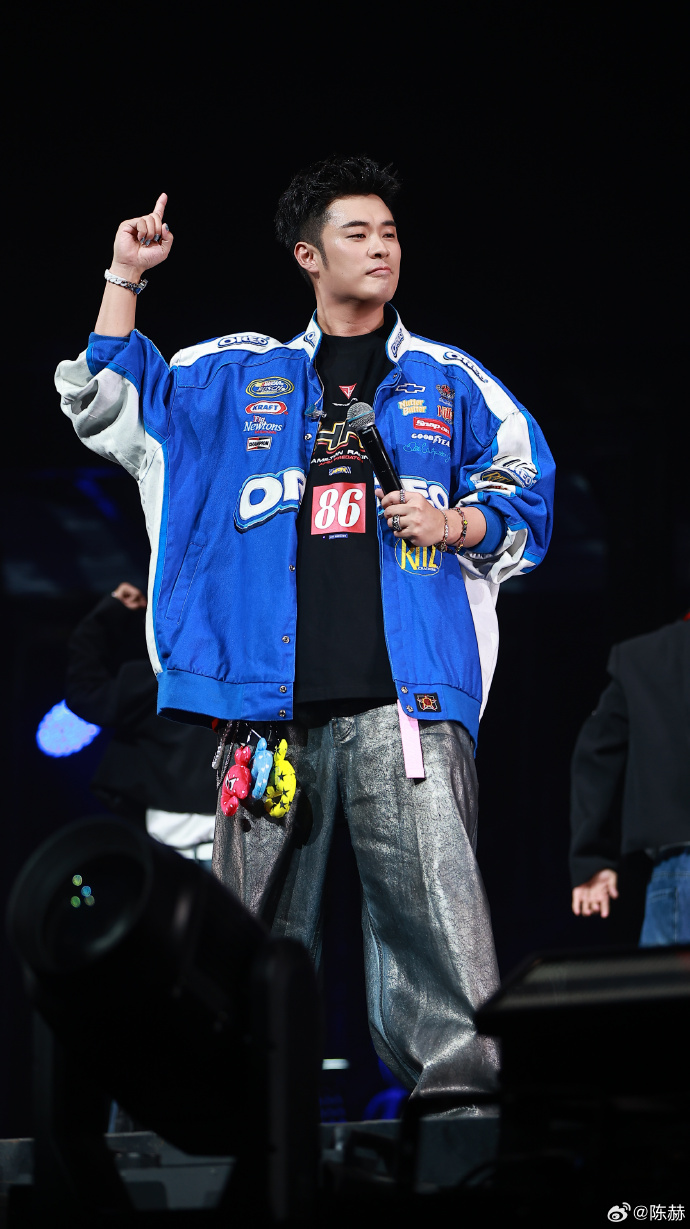 陈赫给粉丝报销鹿晗演唱会门票,网友:下次看演唱会多带几块灯牌