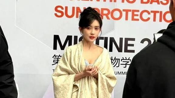 杭州这天，被出席活动的孟子义惊艳了，皮肤白暂，路人眼神亮了