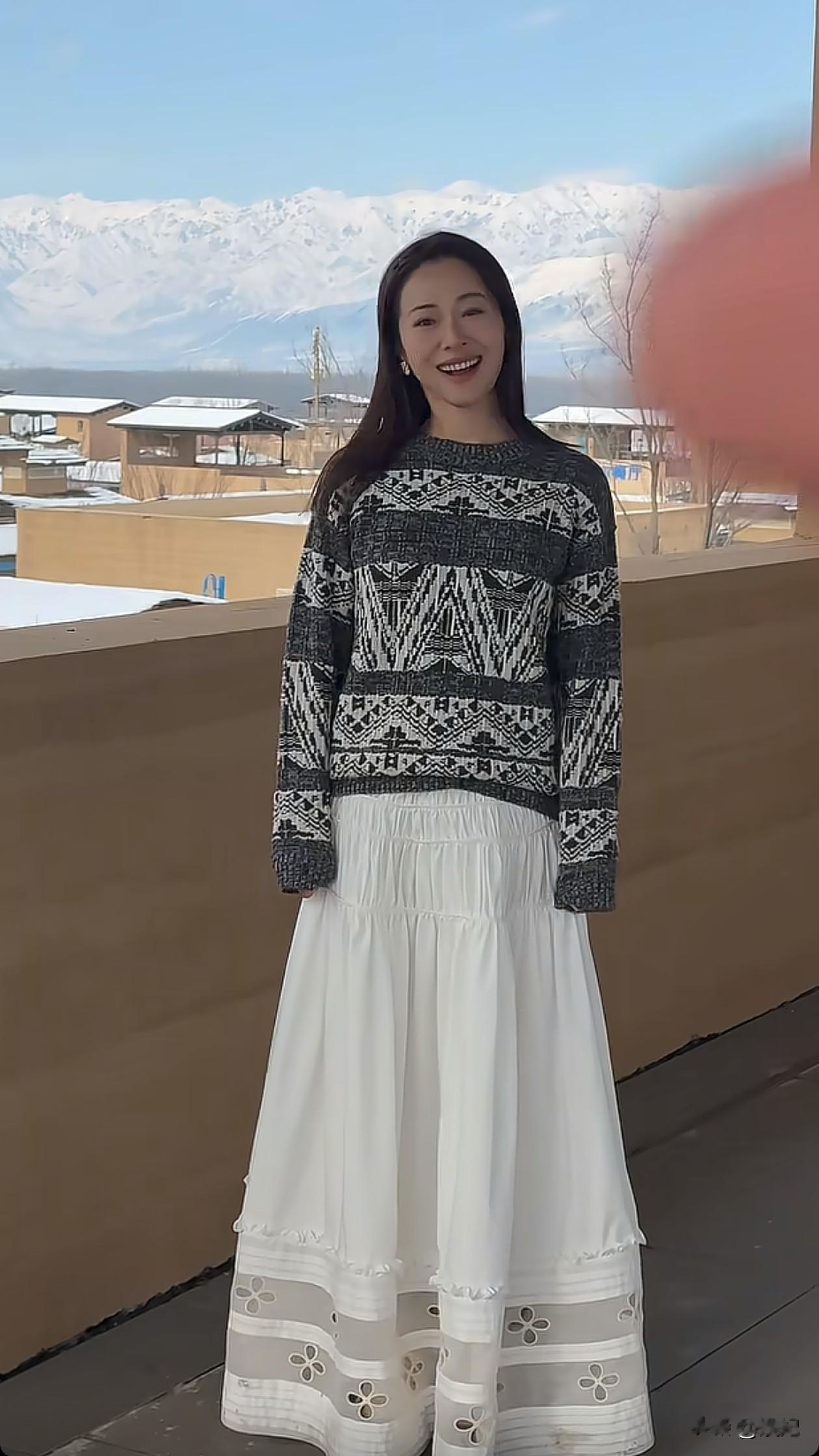 42岁江一燕玩雪穿搭：皮草+连衣裙+黑靴，贵气又时髦，嫩得像25岁