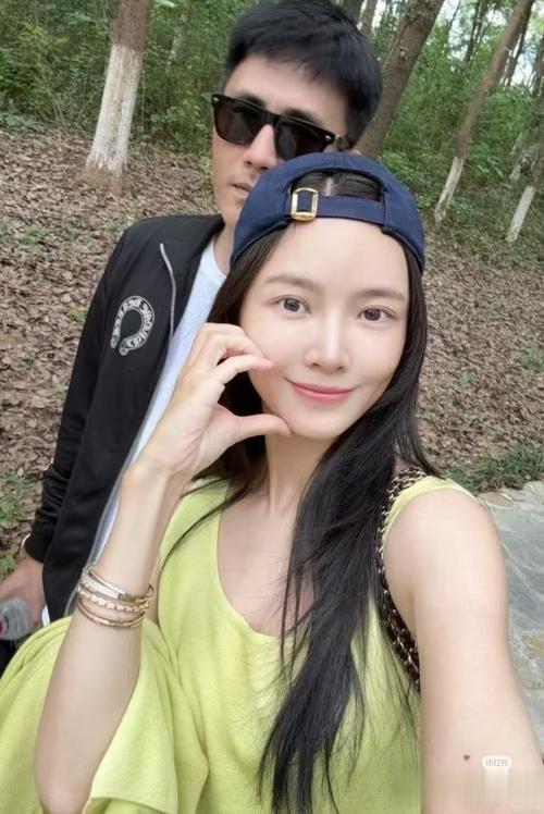 杜淳陪老婆逛菜场很会砍价，王灿当街吃水果不嫌脏！女儿很黏爸爸