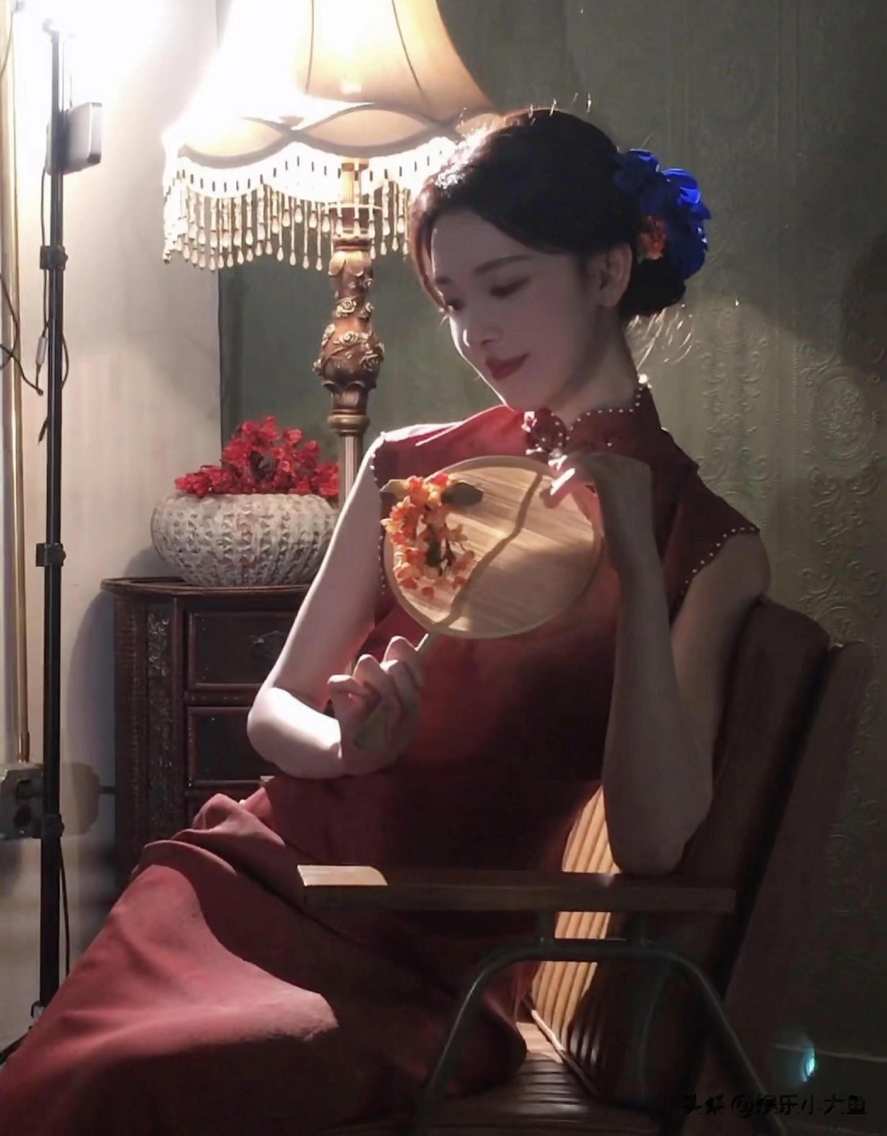 陈瑶中秋节分享美照，穿红色旗袍配盘发一颦一笑古典范十足好美