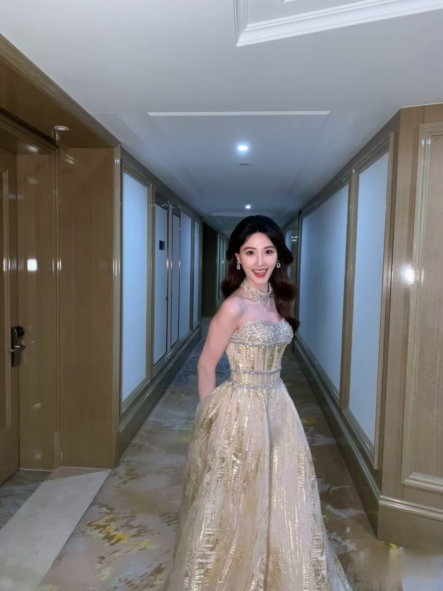 李丹儿2025年末工作记，金色抹胸礼裙亮相舞台