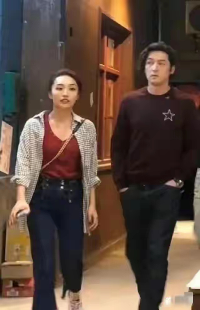 43岁胡歌带老婆上海看新房！黄曦宁素颜显孕相，穿宽松裙腰身粗壮