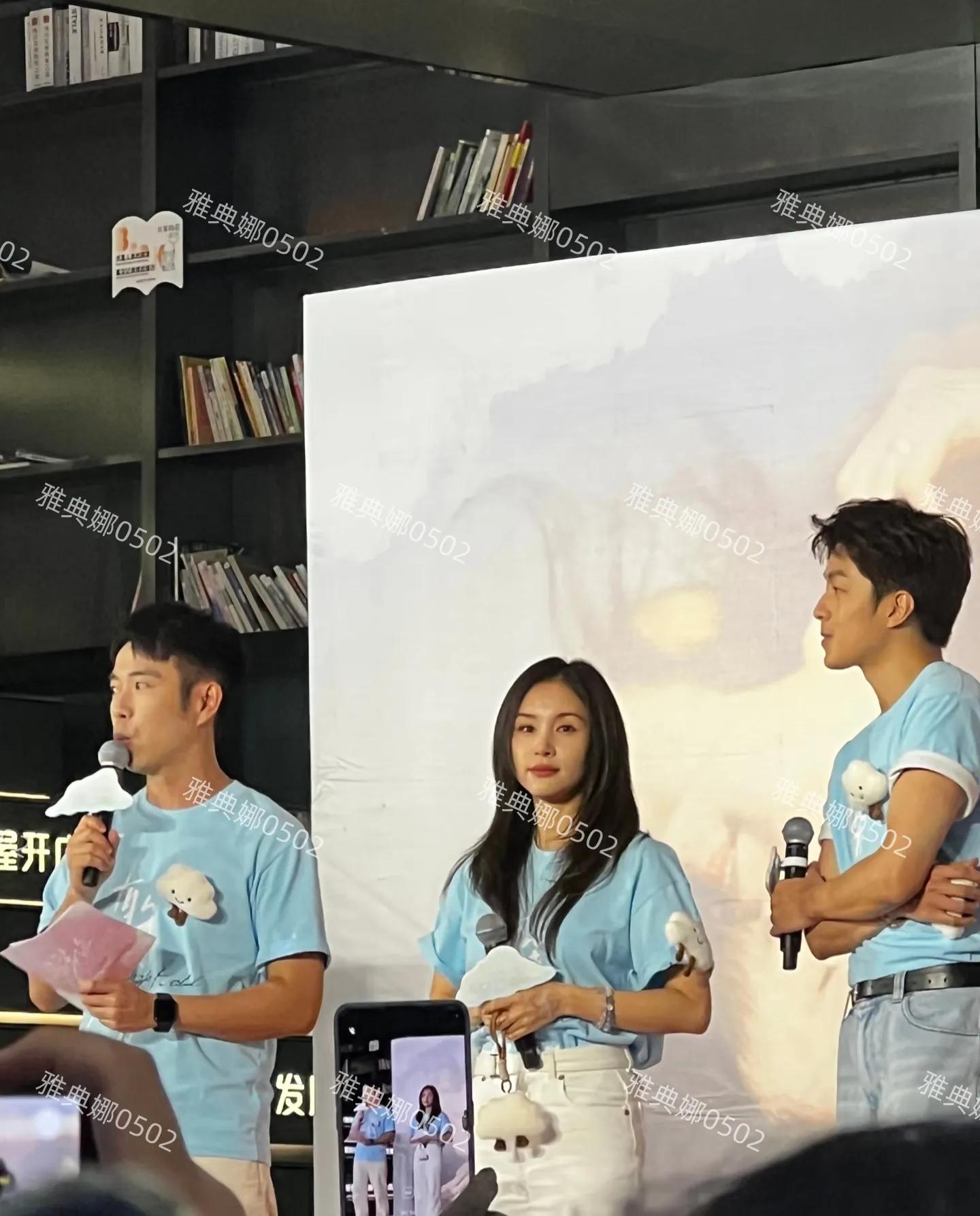 王子文本人没有传说中的那么矮,腿长比例好穿猪蹄分趾鞋很拉风