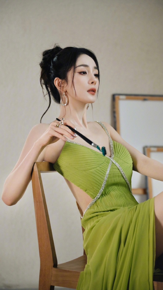 杨幂这身材太绝！骨感穿搭直接美出圈 ???。