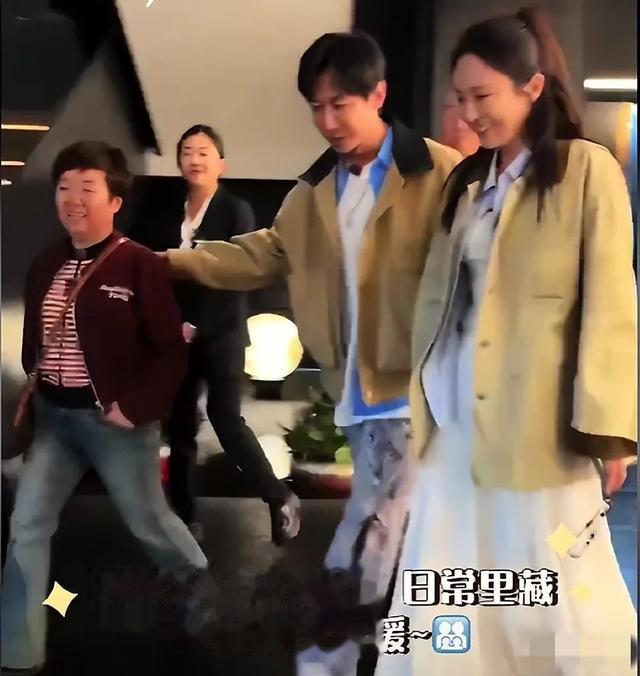 45岁董璇官宣再婚！与演员张维伊回老家被偶遇，两人进金店买手镯