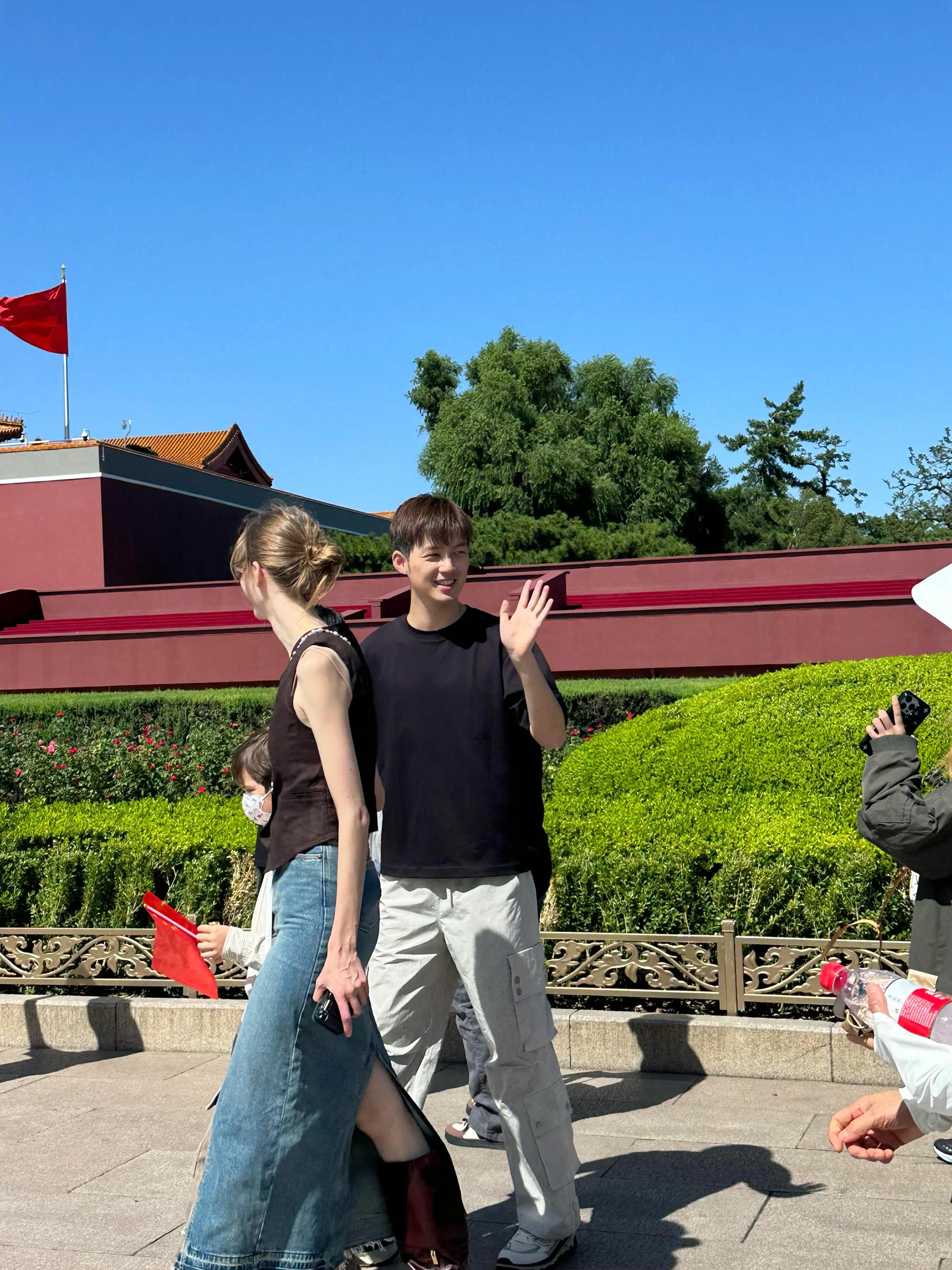 偶遇董力阿诺带儿子游北京，一家三口身高气质出众，7岁儿子好高