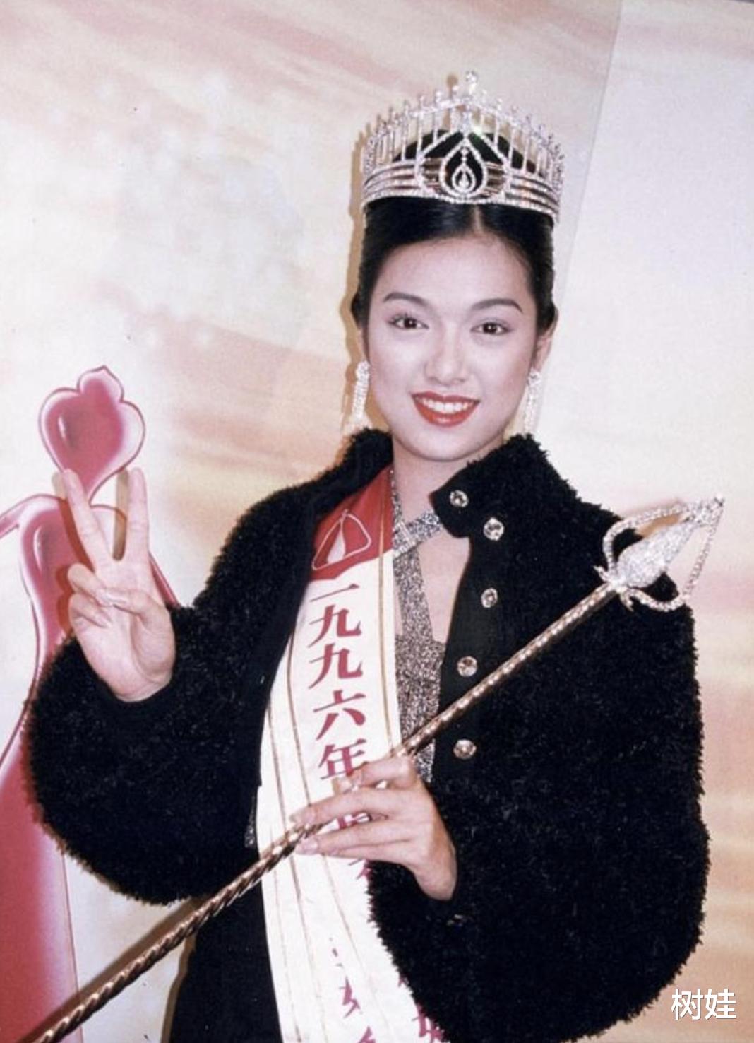 翁嘉穗为48岁李珊珊庆生，俩港姐冠军罕同框好优雅，气质不相上下