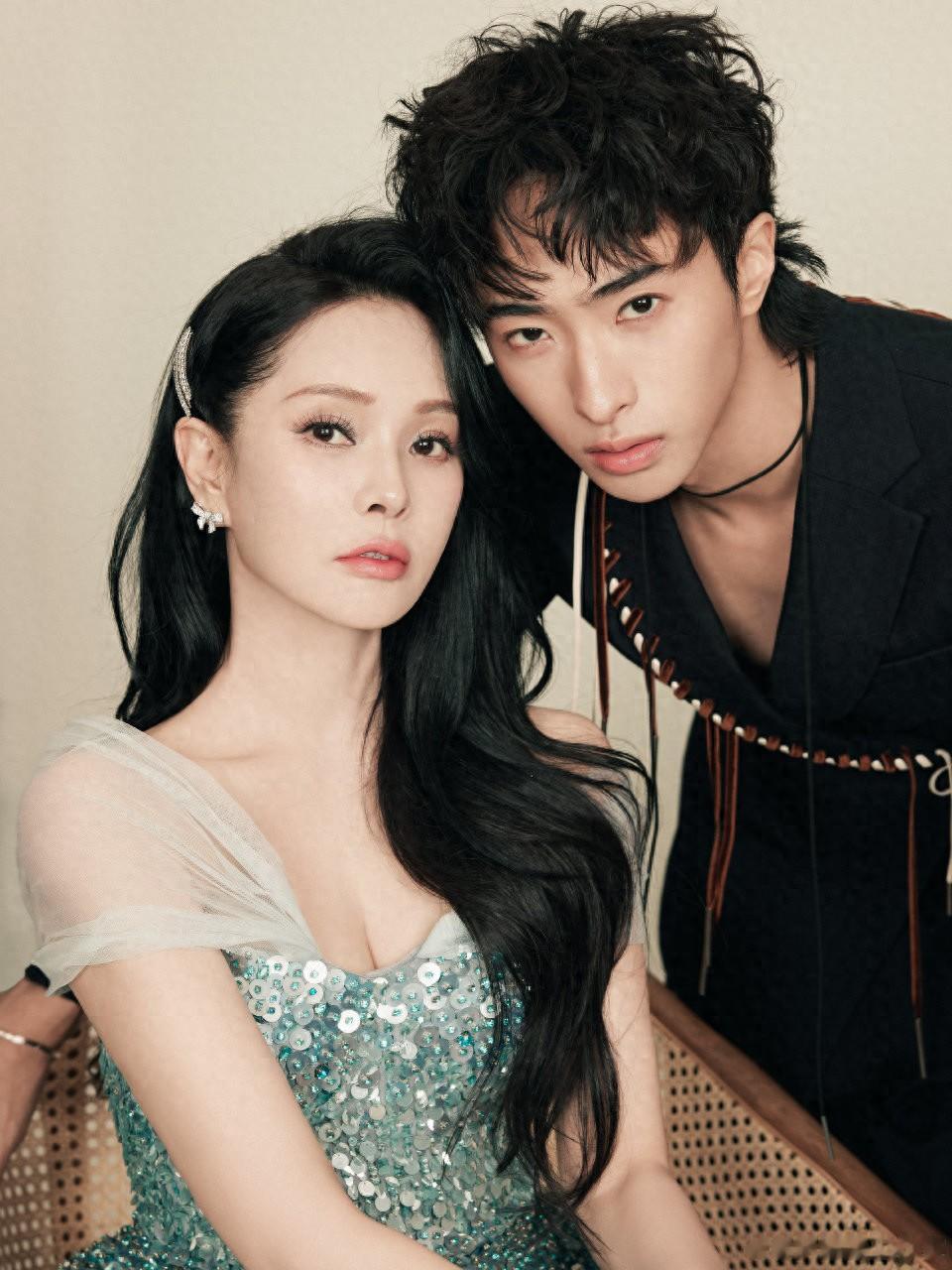 伊能静晒一家三口过圣诞！秦昊穿居家服坐沙发上不动窝，又脏又乱