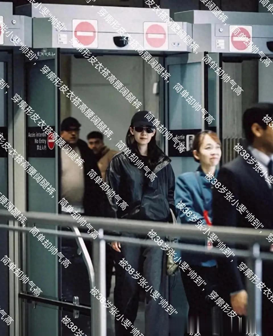 被38岁张小斐“帅到”，穿廓形皮衣搭高腰阔腿裤，简单却帅气高级